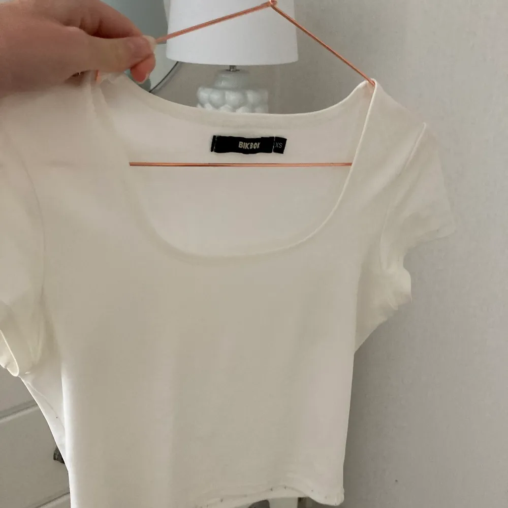 Jätte fin enkel vit crop top från bik bok, den har en jätte fin mer kantig urringning! Materialet är också väldigt tjockt och känns lyxigt! Använd några få gånger men i toppen skick💕. Toppar.