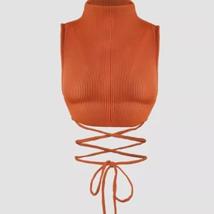 orange knitted turtleneck top  - Jättefin turtleneck topp med snörning! helt oanvänd. Skriv om du har frågor.