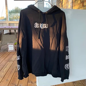 “Forget” hoodie Grunge Alternative Emo - En svart luvtröja med tryck från H&M. En aning oversized. I fint skick. Köp nu!