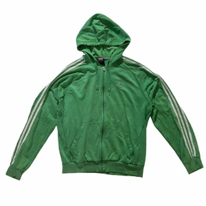 Grön Adidas zip-up hoodie - Snygg grön zip-up hoodie från Adidas. Fint skick, inga tydliga defekter.