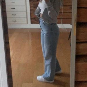 Raka zara jeans - Säljer min favorit jeans som tyvärr inte passar längre, änvända en sommar. Skriv om ni har några frågor.   De är köpta för 599kr💕