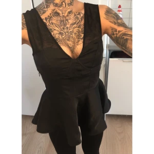 H&M - Svart topp, strl 34 - Svart peplumtopp från h&m, storlek 34.
