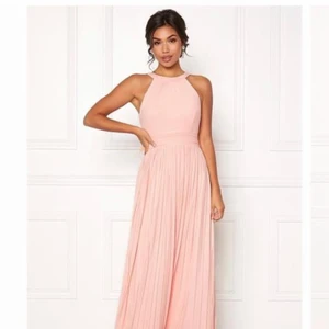 Rosa balklänning  - Säljer min rosa balklänning från bubbleroom. Prislappen är på och är endast testad då balen blev inställd. Storlek 34. 