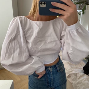 Vit blus från Hanna Schönberg x NAKD - Säljer denna vita blus med öppen rygg som kommer från Hanna Schönbergs kollektion ihop med NAKD. Den är slutsåld på hemsidan och den är aldrig använd så prislapp finns kvar. Det är storlek 36. En fraktkostnad tillkommer om inte annat är överenskommet