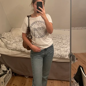 Vit t-shirt - Jättesnygg vit t-shorts i storlek m!!💕💕