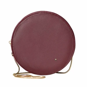 Edblad vinröd rund väska - Världens finaste runda väska från Edblad i en så fin vinröd, burgundy färg med gulddetaljer. Slutsåld! Väskan är endast använd vid något enstaka tillfälle men en liten detalj har lossnat från dragskon men den fungerar fint ändå, se bild två 💖