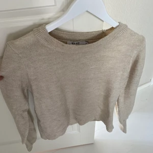 Beigh stickad tröja - Beigh stickad tröja från NAKD i storlek XS men passar även för S. Fint skick och är inte använd många gånger. Hör av er om ni är intresserade! Frakt ingår ej i priset. 💕