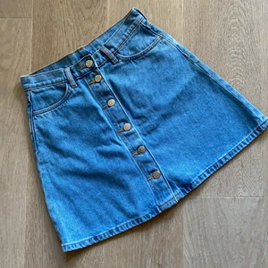 Jeanskjol från monki - Jättesöt jeanskjol från monki! Mjukt jeanstyg. Fina bakfickor! Använd ett fåtal gånger, inget slitage 