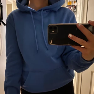 Blå hoodie - Använt 2 ggr, nyskick!!