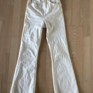 Vita jeans cropped flare, knappt använda - Knappt använda vita jeans. Smala utsvängda. Snygga! Strl 34. Köparen står för frakten.
