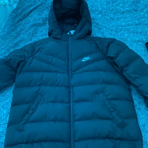 Nike vinterjacka - Nike Jackan är köpt från stadium för 900kr men säljer den för 500kr, priset går att diskutera vid snabbt köp. Strl: XL men sitter bra på M/L och även möjligt S då den är i barn storlek. Säljer pga att jag ej använder den och att jag växt ur den.