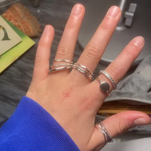 Ringar - 12 st ringar från hm💗 helt nyköpta och bara provade💗säljer då de var för stora💗man kan bara köpa alla inte bara en eller två utan ALLA! Alla ringar har samma storlek