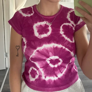 Tröja - TRÖJAN ÄR UNDER BETALNING Säljer denna fina tröjan som tyvärr är för liten för mig, fint skick! Köparen betalar för frakten och katt finns i hem 🤎