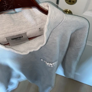 ESSENTIALS Sweatshirt Herr (M) (Äkta) - Har haft den i drygt ett år men sluta att använda den pga att den blev för liten. Den är i toppskick, inte slitits ett dugg trotts att jag har användt den. Storlek medium herr men passar large också. Säljer den för billigt pga att jag vill få den såld så snabbt som möjligt. Så skulle rekommendera att köpa pga att den har ett bra resellvärde. 