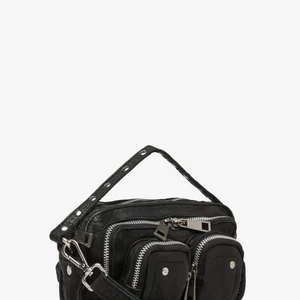 Nunoo axelremsväska svart  - Liten Nunoo svart axelremsväska, som ny. Använd 1 gång. Nytt pris 1199 kr. Säljer för 450 kr. 