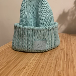 Acne pansy - Väldigt fint och knappt använd, köpt på Tradera för 750kr. Säljer den för 660kr inkl frakt. 