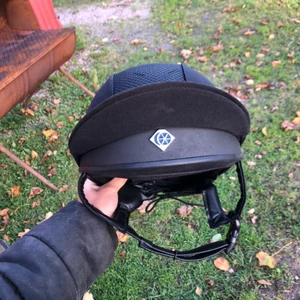 Charles Owen Pro Skull II Plus hjälm - Säljer min fina Charles Owen Pro Skull II Plus pga att jag skulle behöva en storlek större. Köpte den i augusti men då var den slutsåld så fick hem den 13 september. Har testat den på huvudet och jag tycker att den sitter för trångt. Kan inte skicka tillbaka den eftersom (dum som jag är) tappat bort kvittot och dragit av prislappen.   Köpte den för 2799kr på svenskridsport. Har digitalt kvitto om man skulle vilja se så kan jag skicka det privat. Pris kan även diskuteras vid en smidig affär:)