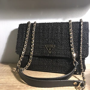 Guess väska  - Säljer min fina guess väska som jag har haft i drygt ett år. Sänkt pris! Den kommer sällan till användning och är i bra skick. Köparen står för frakten. Kontakta mig om du är intresserad!