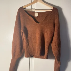 Brun H&M tröja - Balloon arms, very flattering neckline, soft material. Size small but fits me well (size l-xl)