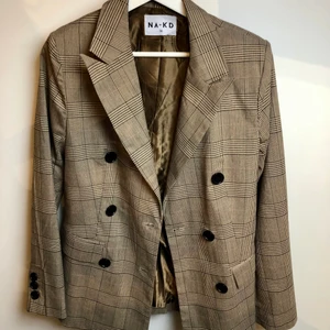 Kavaj - Säljer två stycken rutiga kavajer, enda från hm och andra från nakd. Endast använda ett fåtal gånger 🤍 50kr styck eller 80kr för båda🖤