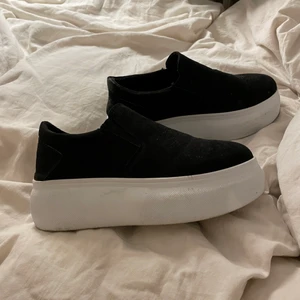 Skor 🤍 - Skor från Nelly i storlek 39, hög sula på ungefär 5 cm, super fina och bekväma men de va fel storlek för mig. Endast använda 1 gång men de va för stora tyvärr. Frakten ligger på 66 kr 🤍