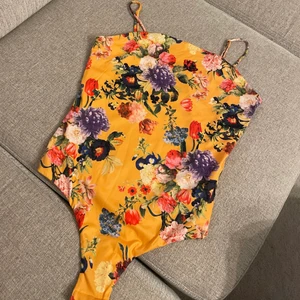 Body  - Fin body från bikbok, Storlek M men är som en M/S. Priset är inklusive frakt 