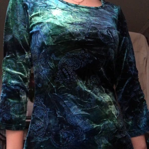 Långärmad sammet tröja coola detaljer - Grön/blå långärmad med coola glittriga mönster. Köpt på beyond retro. Använt 1 gång. Perfekt nu till halloween och hösten! 🍂 👻 