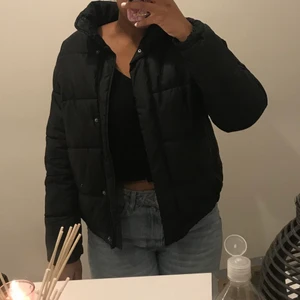 Monki puffer jacket storlek S🥰 - Har använt jackan en vinter men den är fortfarande väldigt fin och inte alls sliten!💞💞 Säljer den för 200 kr