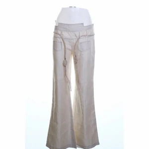 Lågmidjade silkesbyxor - Skitsnygga lågmidjade flare/bootcut byxor med unika detaljer!🌸🌸 Säljer då de tyvärr är för små för mig. Det står storlek 40 på dem, men jag brukar vara en 36-38 och de sitter väldigt tajt! 