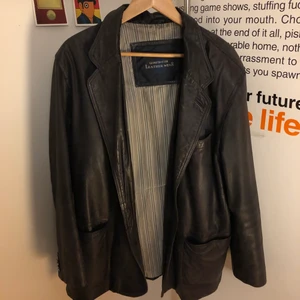 Läderjacka  - Läderjacka, köpt på humana. Jackans innersida har en grön fläck men annars är den i bra skick!