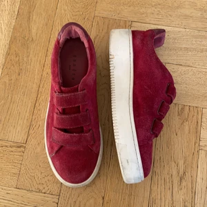 Sandro skor - Skor från Sandro i storlek 39. Dem har lite defekter i mockatyget som man ser på bilderna. Priset går att diskutera💕