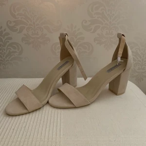 beiga klackar stl.37 - aldrig använda! köparen står för frakten 