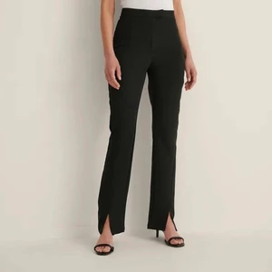 Kostym byxor med slits  - Säljer mina kostym byxor med slits från Na-kd, då det tyvärr inte är min stil längre! Skriv privat för fler bilder💕