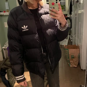 Sjukt cool jacka  - Sjukt cool jacka som går att vända in och ut. Ena sidan är vit & svart, andra sidan är svart, adidas. Säljer i behov av pengar men så sjukt snygg & najs 💕💕💕ger rabatt vid köp av flera plagg 💕💕💕