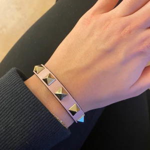 Valentino armband  - Säljer nu mitt älskade valentino armband! Det finns vissa (små) tecken på användning men det är i mycket fint skick! Det är självklart äkta och box medföljer vid köp. Kan även tänka mig att byta mot ett rött! Skickar gärna fler bilder 💕