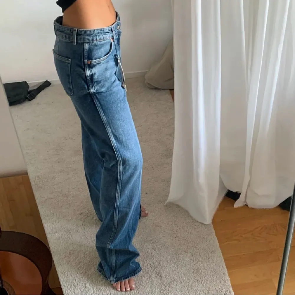 Fina mid-rise jeans från zara! De är i storlek 36!. Jeans & Byxor.