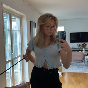 Ljusblå Kofta/Topp från chiquelle - Väldigt söt ljusblå kofta/topp från chiquelle! Använd men i toppen skick!💙 köpt för ca 300kr. Brukar bära strl s/xs