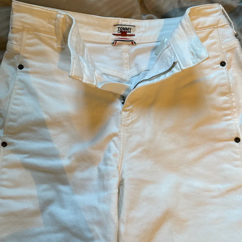 Vita Tommy hilfiger jeans. Lite bredare i modellen men sjukt fin passform!🤍 köpta för 900kr!. Jeans & Byxor.