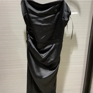 Svart klänning satin - Perfekt festklänning, endast använd en gång på en halloweenfest🖤