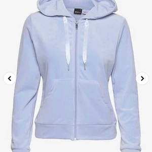 Gina Tricot Hoodie Ljusblå Velour.  - Storlek: S.  Original pris: 249. Vill ha byte med kläder helst. Använd Max 15 gånger. Sitter bra bara lite lång, Jag själv är 164. Skönt material 