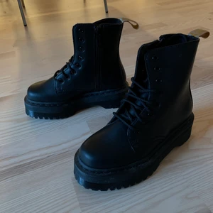 Dr Martens Jadon II  - Säljer dessa Dr Martens Veganska Jadon II Mono Plattformskängor i stl 36 pga att jag redan har ett par hemma :)   Helt oanvända och kvitto finns.   Nypris: 2300 (https://www.drmartens.com/se/se/p/boots-felix-rub-off-vegan-jadon-ii-mono-platform)   Mitt pris: 1700kr   Hämtas i Stockholm!