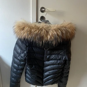 Chelsea vinterjacka - Super mysig jacka som är perfekt inför vintern, säljer för att de inte är min stil längre men är jätte skön att bära, storlek 36 men passar som både mindre och större 