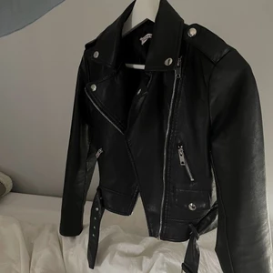 Skinnjacka  - Säljer min skinnjacka från glamorous! Köpt på Nelly nyligen & använd fåtal gånger så är i nyskick! Pris går att diskutera! Kontakta vid intresse! Nypris var 600!❤️❤️ jag bjuder på frakten !