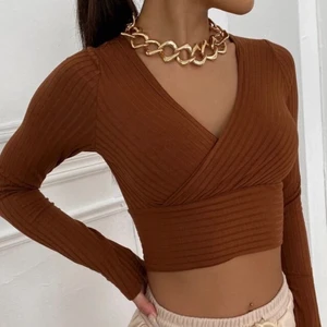 Brun topp! - Säljer denna bruna toppen då den inte används, färgen stämmer inte riktigt överens med bilden då den är mer ljusbrun i verkligheten, skriv privat för fler bilder!🤍