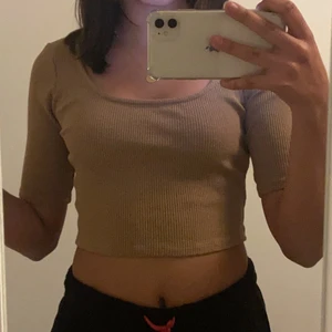 Topp - Säljer nu min fina topp ifrån H&M💘💘, har använts en gång, sitter bra på mig som vanligtvis brukar ha S (köparen står för frakt)