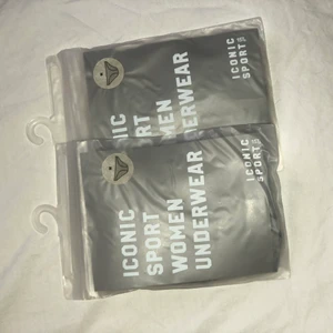 OÖPPNAD! Trosor - Lager 157 - Säljer dess två par trosor då de blivit försent att skicka tillbaka. Det blev nämligen fel storlek. Så väljer att se här om någon skulle vara intresserad. Helt oöppnad förpackning så vet ej så mycket om dem.                                                        ‼️HELT OÖPPNAD FÖRPACKNIG! ALDRIG ANVÄND!‼️  Nypris 60 kr/st.                                                                Köparen står för frakten! (Förslaget fraktalternativ nedan.) Även hämtas i Frändefors. 