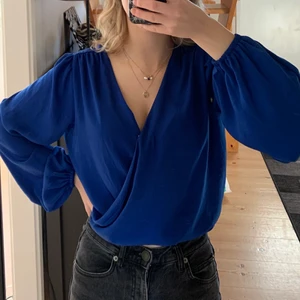 Blus i kornblå - Fin blus i satinmaterial som inte blivit använd. 