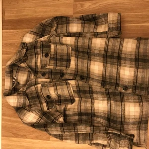 Skjortjacka - Skjortjacka från HM, storlek xs. Känns mer som s. Frakt tillkommer.