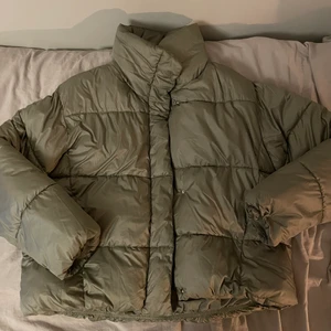 Pufferjacka  - Grön oversize pufferjacka från hm. Tror att den är slutsåld är i mycket bra skick🧡