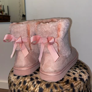 Rosa fake uggs😍💘 - Så söta fake uggs använda en gång men insåg tyvärr att dom är för små😭 stog storlek 38 men dom är mindre än de så skulle säga storlek 37 !!🌸